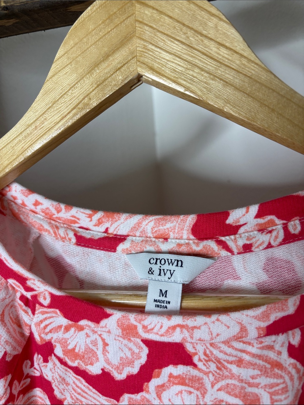 crown & ivy Red Floral Short Sleeve Crewneck Top Size M - Picture 3 of 4
